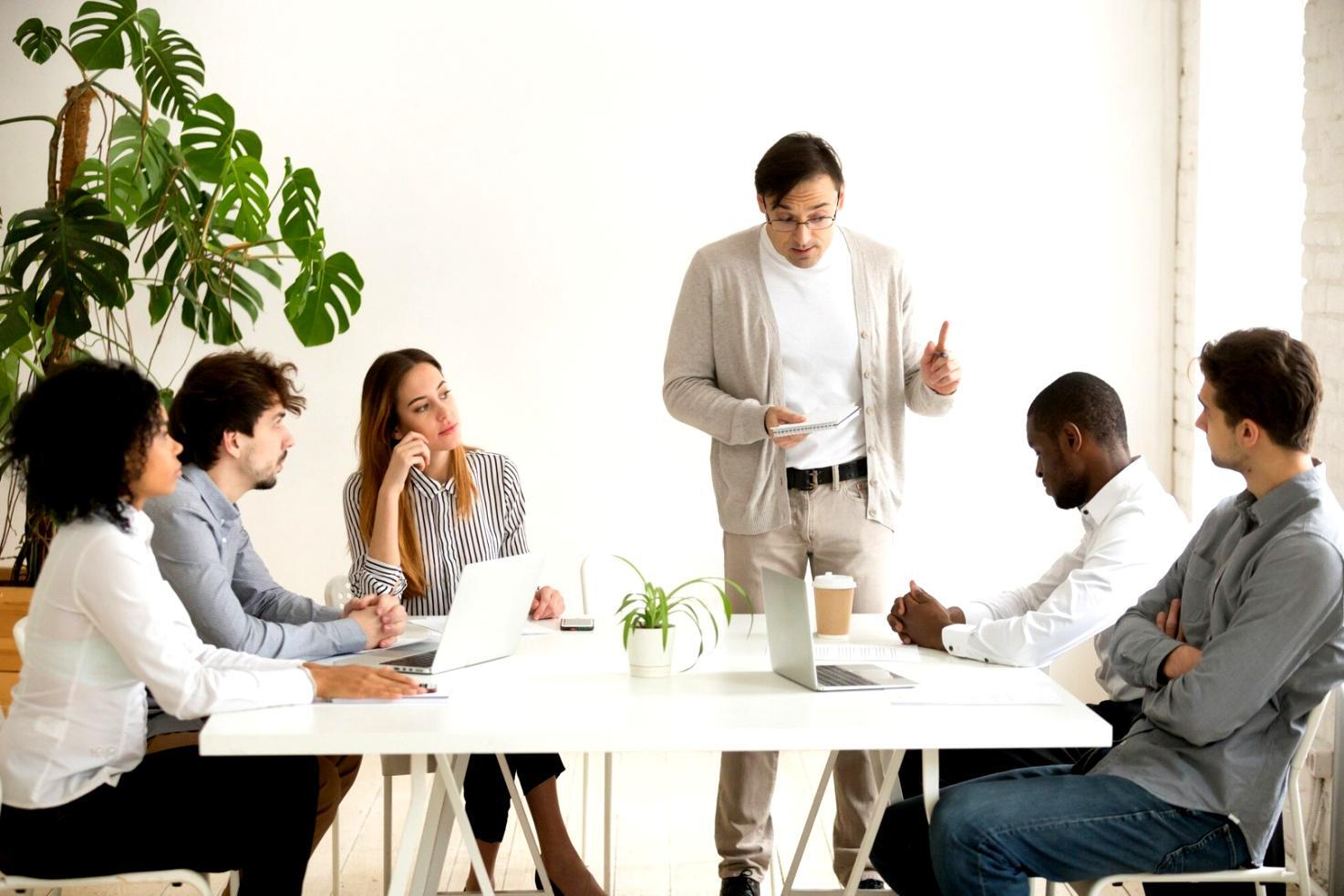 Vue du quartier bordelais où se situe nathorilune, montrant l'architecture locale et l'environnement professionnel