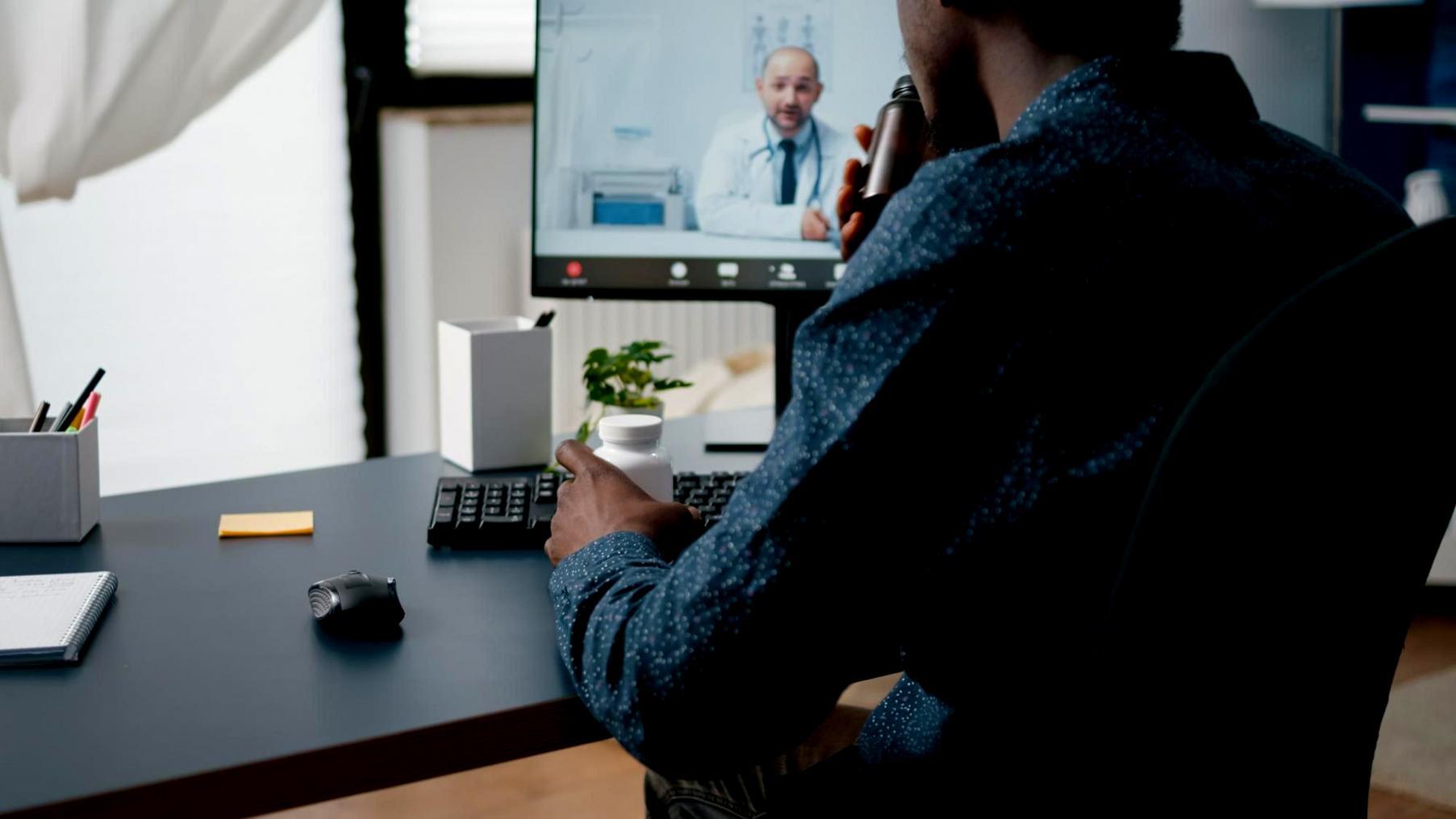 Équipe travaillant sur des solutions technologiques innovantes