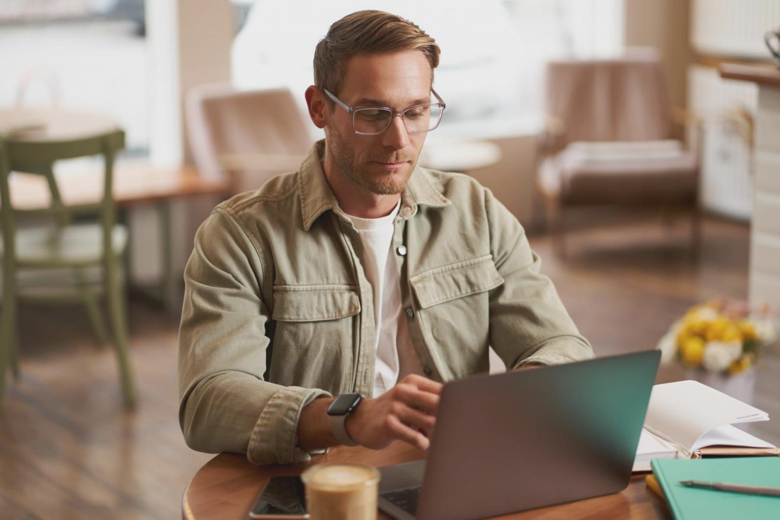 Visualisation de données financières et tableaux analytiques sur écrans multiples